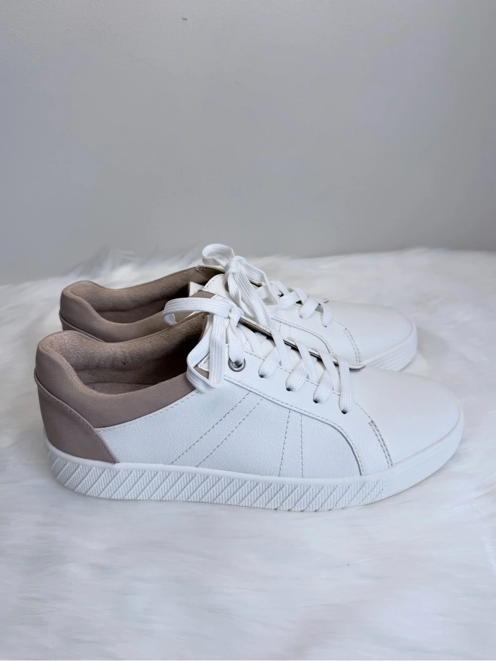 NIB SOUL Natralizer Neela Smooth Faux Leather Lace-Up Sneakers White Taupe Sz. 7